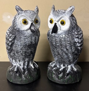 lot 525R image: G - Set of 2 Decorative Yard Owls