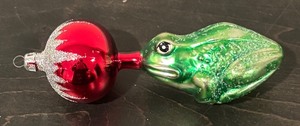 lot 532R image: FR - Prague Glass Frog and Red Ball Ornament