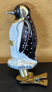 lot 558R image: FR - Festive Glass Penguin Clip Ornament