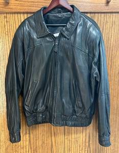 lot 50C image: MB - Andrew Marc Black Leather Bomber Jacket Size XL
