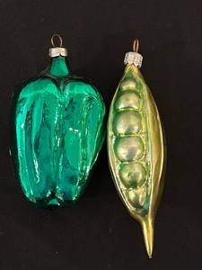 lot 338 image: S - Set of 2 Glass Vegetable Christmas Ornaments
