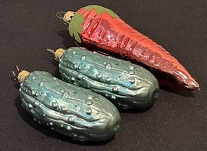 lot 344C image: S - Set of 3 Glass Vegetable Ornaments Carrot and Pickles
