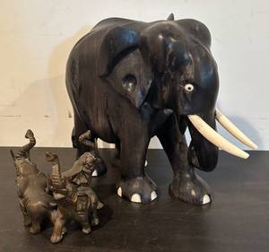 lot 830R image: LL  - Enticing Elephant Figurines�