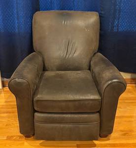 lot 872R image: LR - Leather Recliner Chair