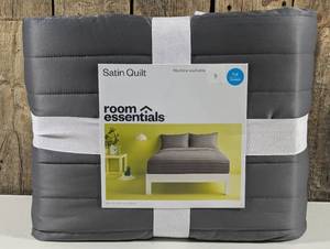 lot 9 image: Room Essentials - Satin Quilt