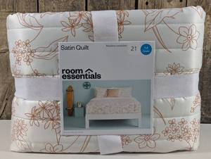 lot 21 image: Room Essentials - FullQueen Satin Quilt  86in x 90in