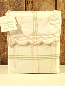 lot 96 image: Threshold - 300 Thread Count Scalloped Edge Plaid Sheet Set CreamGreen