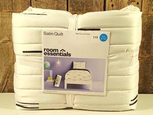 lot 113 image: Room Essentials - Satin Quilt TwinXL Twin