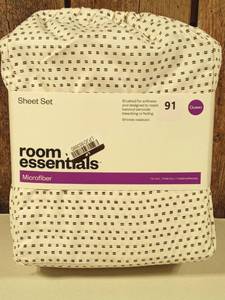 lot 91 image: Room Essentials - Queen Microfiber Sheet Set