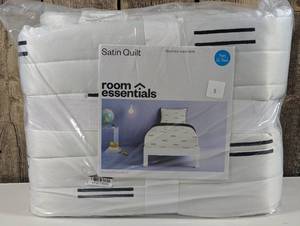 lot 6 image: Room Essentials - Satin Quilt