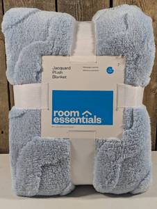 lot 8 image: Room Essentials - Blue Jacquard Plush Blanket  (90in x 92in)
