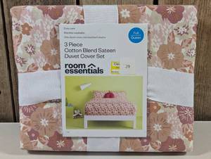 lot 30 image: Room Essentials - Cotton Blend Sateen Duvet Cover and Sham Set