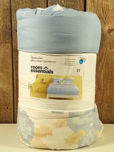 lot 31 image: Room Essentials - Microfiber Floral Comforter