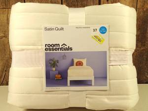 lot 38 image: Room Essentials - Satin Quilt, TwinXL Twin