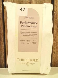 lot 48 image: Threshold - 400 Thread Count, Solid Performance Pillowcase Set