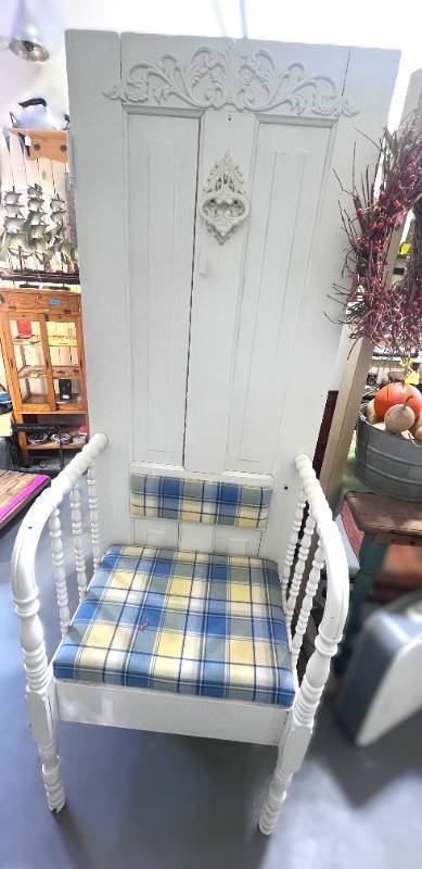 lot 28 image: Vintage Door Bench with Matching Lamp