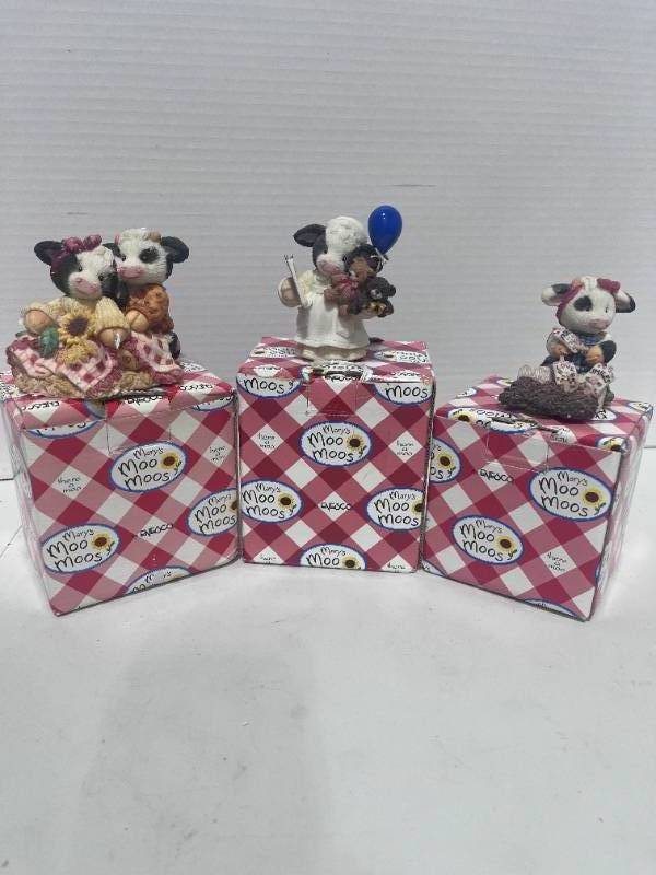 lot 82 image: Set of 3 Marys Moo Moos by Enesco