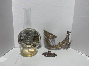 lot 90 image: Vintage Wall Bracket Oil Lamp with Reflector