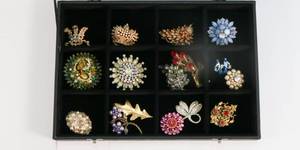 lot 33 image: Better Costume Jewelry - Pins