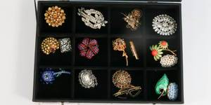 lot 32 image: Better Costume Jewelry - Pins