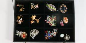 lot 31 image: Better Costume Jewelry - Pins