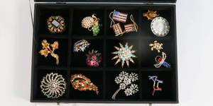 lot 30 image: Better Costume Jewelry - Pins