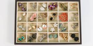 lot 29 image: Better Costume Jewelry - Earrings