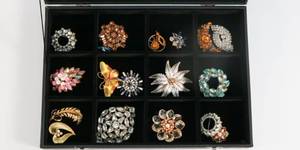 lot 23 image: Better Costume Jewelry - Pins