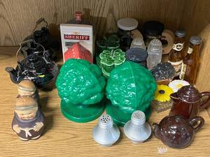 lot 106 image: Collection of Vintage and Novelty Salt and Pepper Shaker Sets