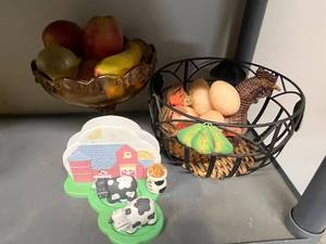 lot 113 image: Farm Animal Themed Kitchen Decor and Accessory Set
