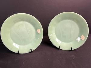 lot 122 image: Set of 2 9-Inch Jadeite Green Glass Dinner Plates