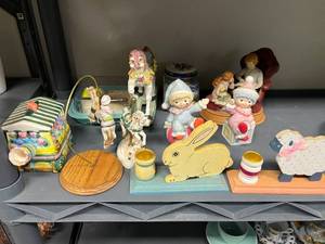 lot 124 image: Collection of Vintage Ceramics and Figurines Including Avon Christmas Memories and Carousel Horse