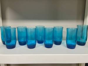lot 152 image: Set of 9 VTG Blue Glass Tumblers