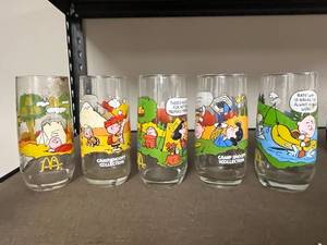 lot 190 image: Set of 5 Vintage McDonalds Peanuts Camp Snoopy Glasses