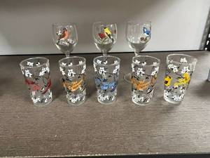 lot 199 image: Set of Vintage Bird Theme Drinking Glasses and 3 Wine Glasses
