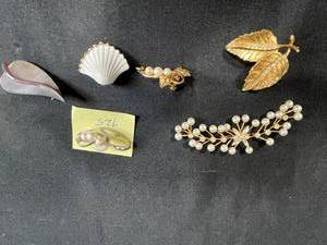 lot 208 image: Collection of 5 Vintage Brooches and Pins with Pearls and Enamel Accents