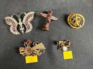lot 213 image: Collection of 5 Vintage Brooches Including 10K 12K GF and Rhinestone Designs