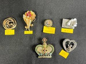 lot 214 image: Collection of 6 Vintage Costume Brooches and Pins Including Crown, Cat, Mosaic, and Floral Designs