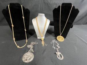 lot 228 image: Collection of 5 Vintage Statement Necklaces in Gold and Silver Tone