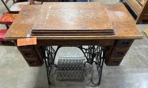 lot 5 image: Antique Singer Treadle Sewing Machine in Ornate Oak Cabinet - untested