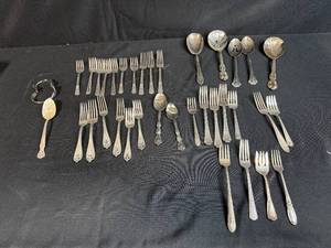 lot 54 image: Assorted Vintage Silverplate Flatware Lot - Rogers Bros, Court & Prino