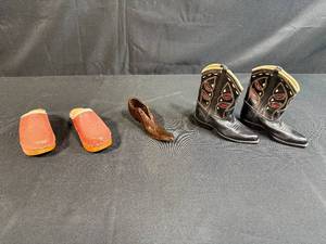 lot 69 image: Collection of 3 Vintage Miniature Shoes and Boots Including Ceramic and Wood Clogs