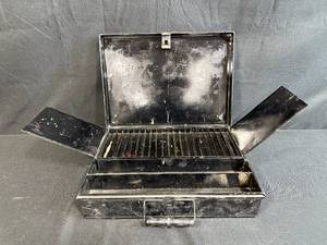 lot 86 image: Vintage Metal Artists Paint Box with Compartments