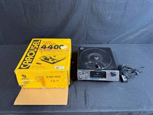 lot 102 image: Kodak Carousel 4400 Slide Projector with Remote and Original Box