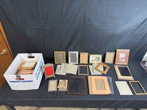 lot 105 image: Collection of Vintage and Antique Picture Frames Assorted Sizes and Styles