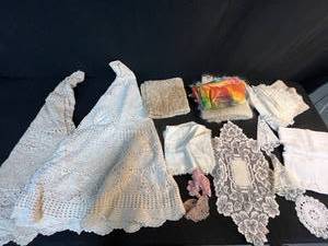 lot 134 image: Vintage Assorted Lace and Linen Table Linens and Doilies Collection