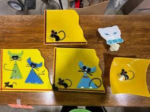 lot 202 image: Set of Fused Glass Cat and Mouse Trays Signed by Artist with Cat Face Night Light