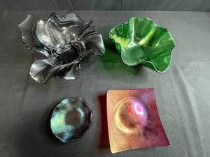 lot 206 image: Collection of Iridescent Art Glass Dishes and Bowls