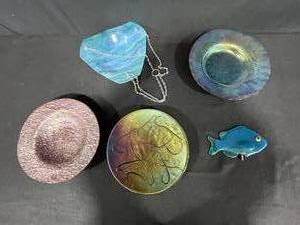 lot 210 image: Collection of Studio Art Glass Bowls, Fish Figure, and Agate Hanging Piece