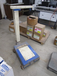 lot 309 image: Grain Scale 16.5x24.5 Bed (missing weights)